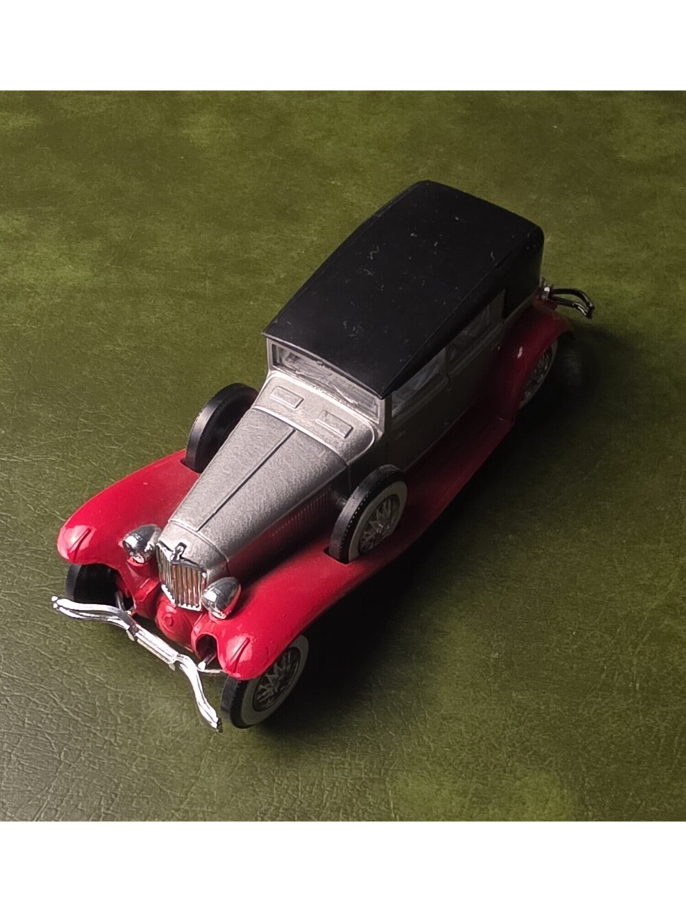 Solido Cord L 29 1929 Red/Silver/Black 1/43 Diecast Car